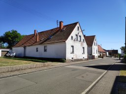 Hausansicht von Straßenseite - links